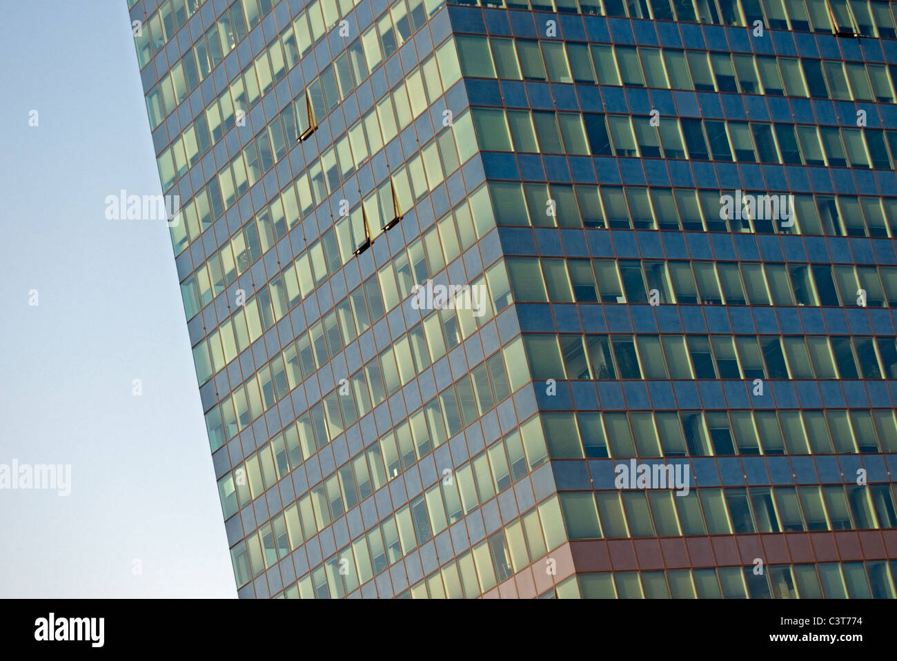 Saturn Tower Bürogebäude von Architekten Heinz Neumann und Hans Hollein am Donau-City (Vienna DC oder Donaustadt), Wien, Österreich Stockfoto