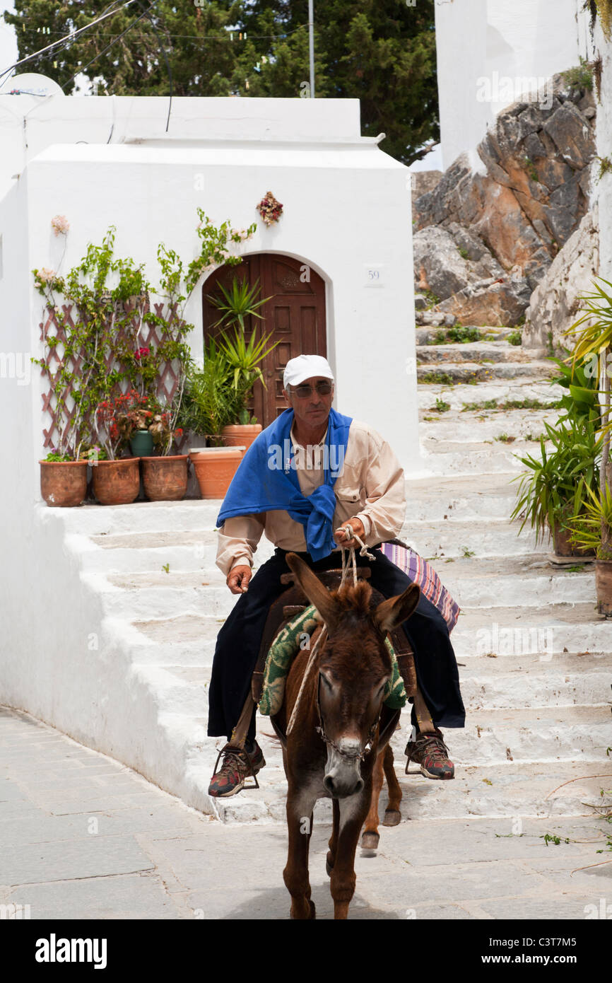 Mann auf einem Esel in Lindos Insel Rhodos Griechenland Stockfoto