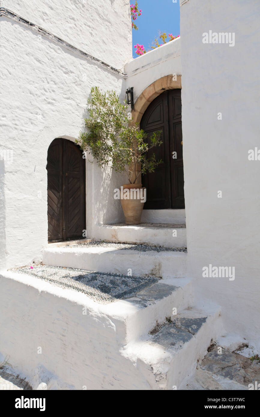 Türen des weißen Hauses in Lindos Rhodos Griechenland Stockfoto
