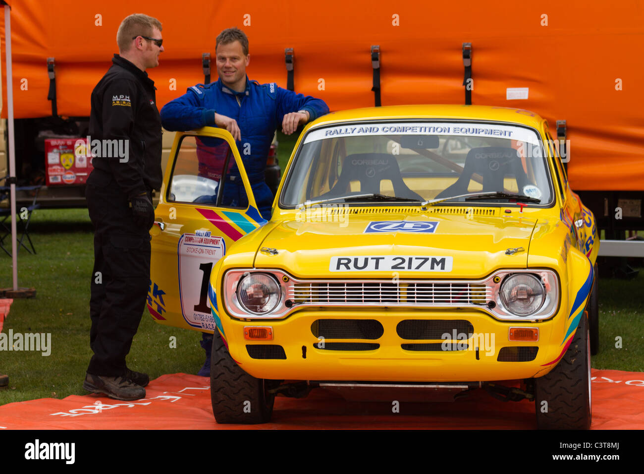 Ein Ford Escort Mk1 mit Fahrer und Beifahrer. Stockfoto