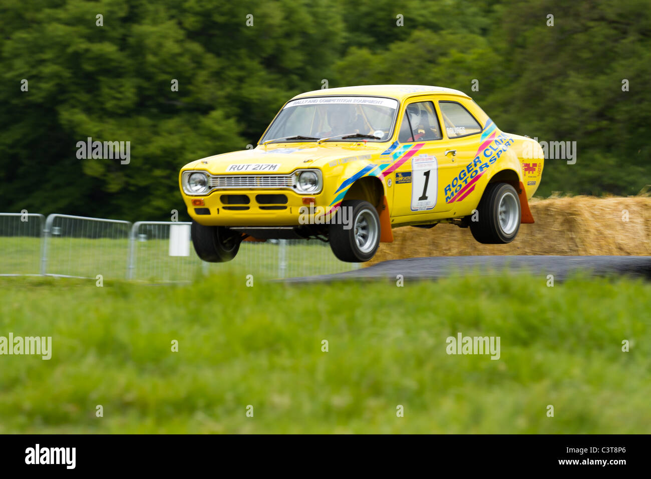 Ein Ford Escort Mk1 geht über einen Sprung. Stockfoto