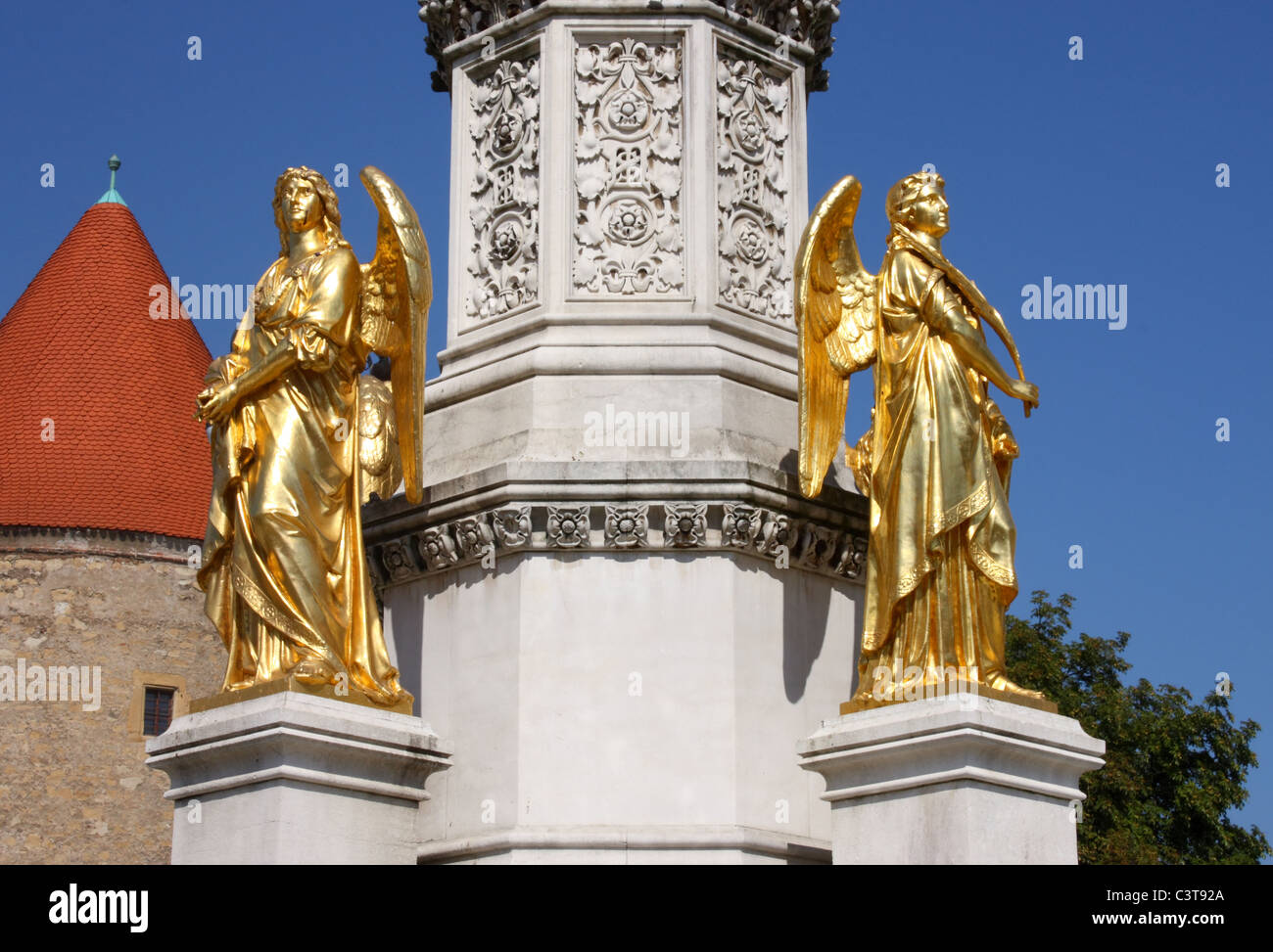 Goldene Statue des Engels in der Nähe der Kathedrale der Jungfrau Maria, Zagreb, Kroatien Stockfoto