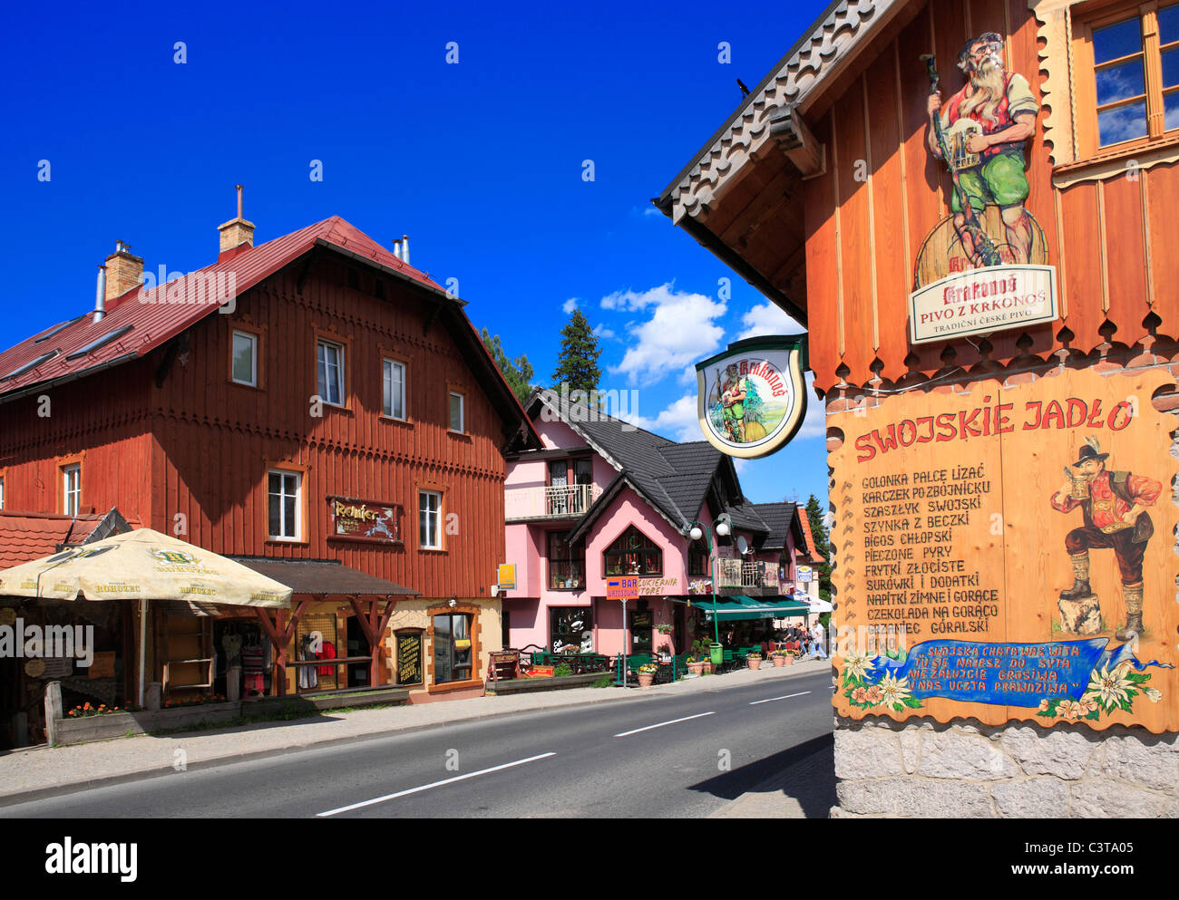 Hauptstrasse mit Restaurants und Pubs. Karpacz ehemalige deutsche Stadt Krummhübel Karkonosze, Polen Europa Stockfoto