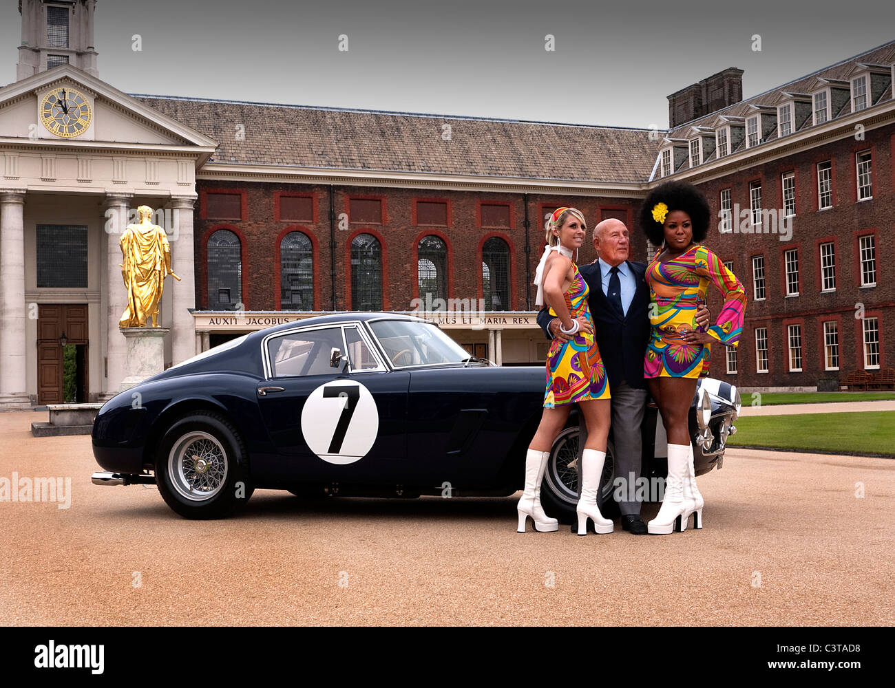 Sir Stirling Moss OBE mit Modellen der Swinging Sixties und 1961 Ferrari 250GT SWB Stockfoto