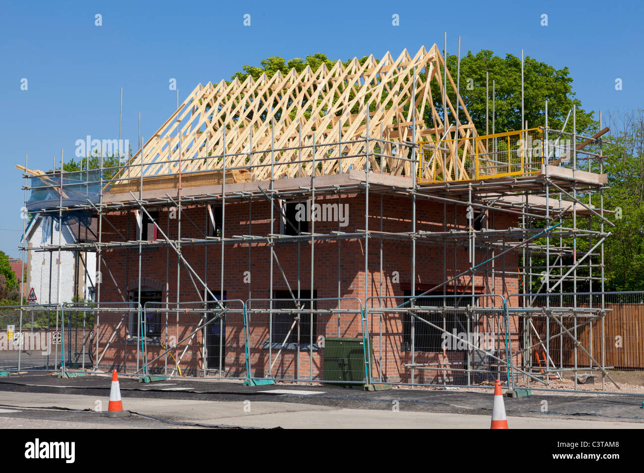 Neue Wohnungen im Bau auf Wohnsiedlung auf einem ehemaligen braune Wiese England GB UK EU Europa Stockfoto