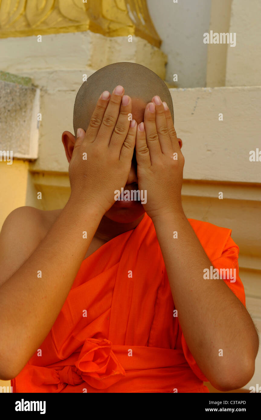 SEE NO EVIL, junge Novizin machen die drei weisen Affen, die sprichwörtliche Prinzip, Wat Santithammaram, Bangkok, thailand Stockfoto