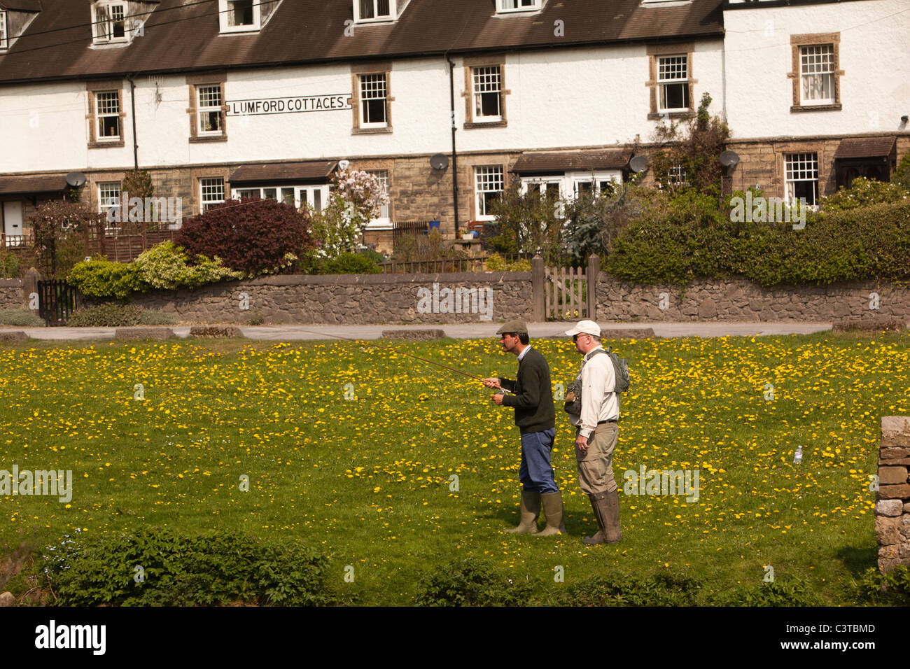 UK, Derbyshire, Peak District, Bakewell, Mann mit Fliegenfischen Lektion am Ufer des Flusses Wye Lumford Cottages Stockfoto