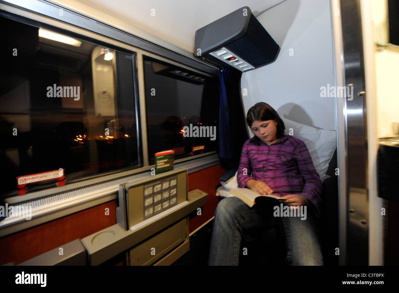 2010. 10 Jahre alten Mädchen liest in ihrer Amtrak-Schlafwagen für die Reise von Chicago nach Washington, DC. Stockfoto