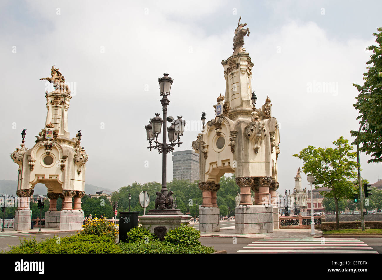 Puenta de Maria Cristina Brücke Rio Urumea San Sebastian Spanien spanische Baskenland Stadt Stockfoto