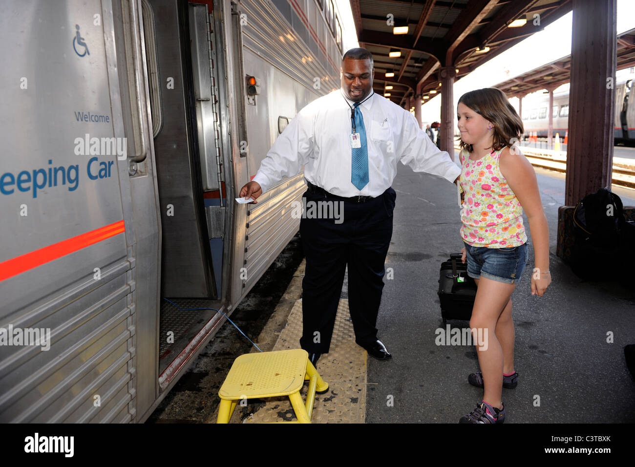 2010. 10 Jahre alten Mädchen bekommt auf der Amtrak-Schlafwagen für die Fahrt auf dem Capitol Limited von Chicago nach Washington, DC. Stockfoto