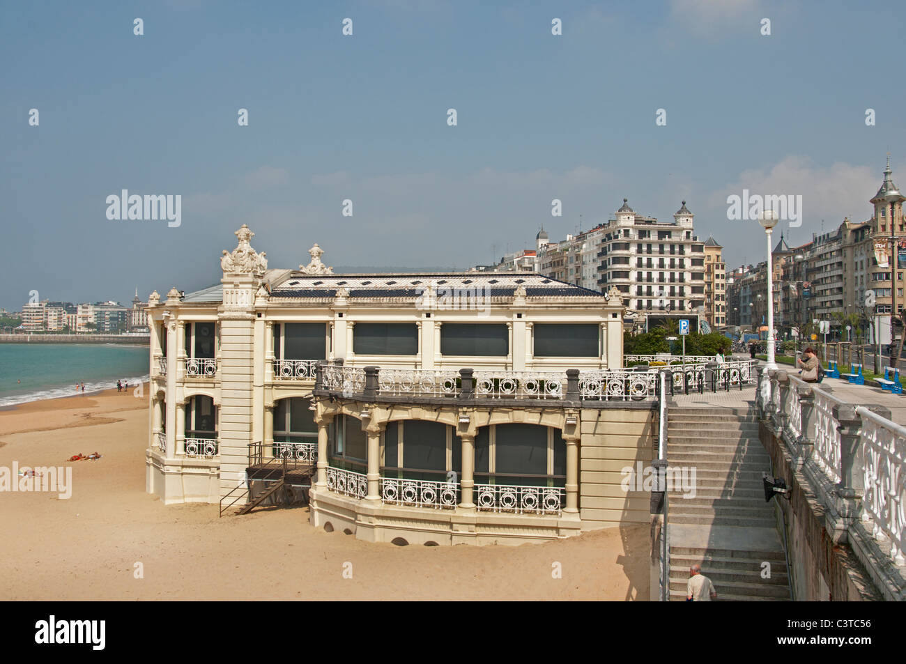 Restaurant Playa De La Concha San Sebastian Spanien baskische Land Strand Meeressand Stockfoto