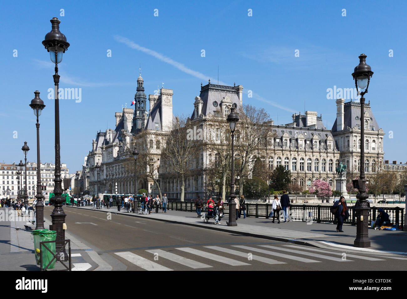 Das Hotel de Ville (Rathaus) aus über die Pont d'Arcole, 4. Arrondissement, Paris, Frankreich Stockfoto