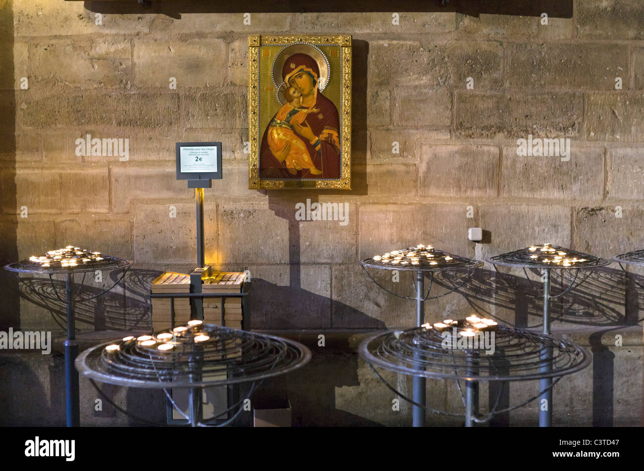 Votivkerzen in der Kathedrale von Notre Dame de Paris, Ile De La Cite, Paris, Frankreich Stockfoto
