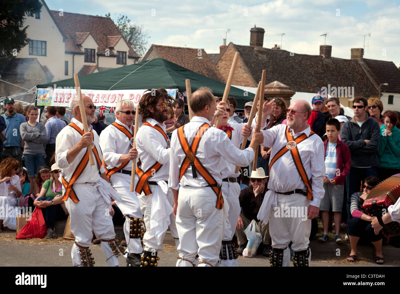 Morris Männer tanzen auf Reach Dorf Messe erreichen, Cambridgeshire UK Stockfoto