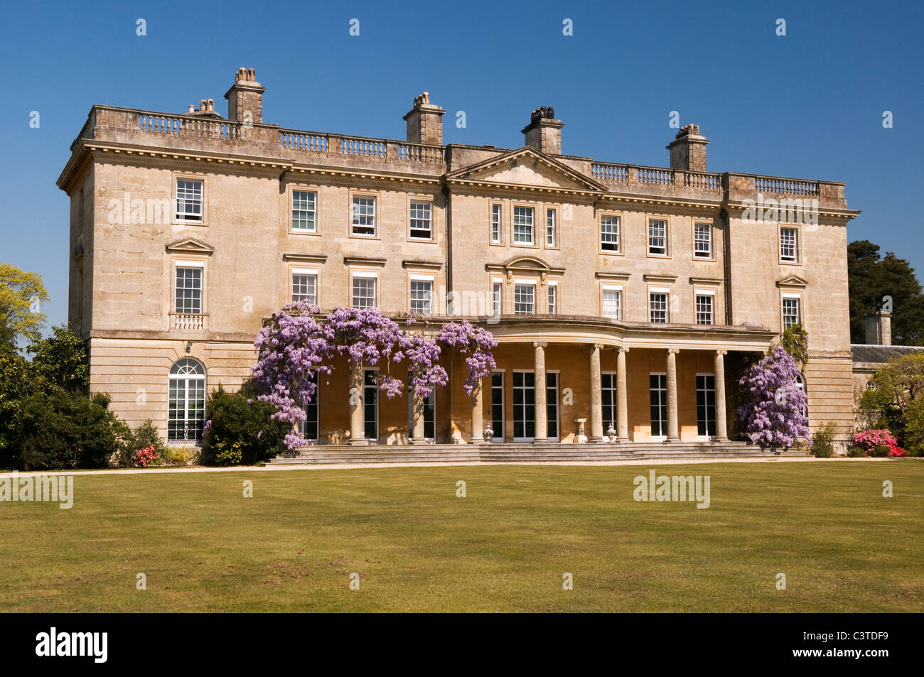 Exbury House at Exbury Gardens mit Glyzinien im Frühjahr Exbury der New Forest Hampshire England Großbritannien Stockfoto