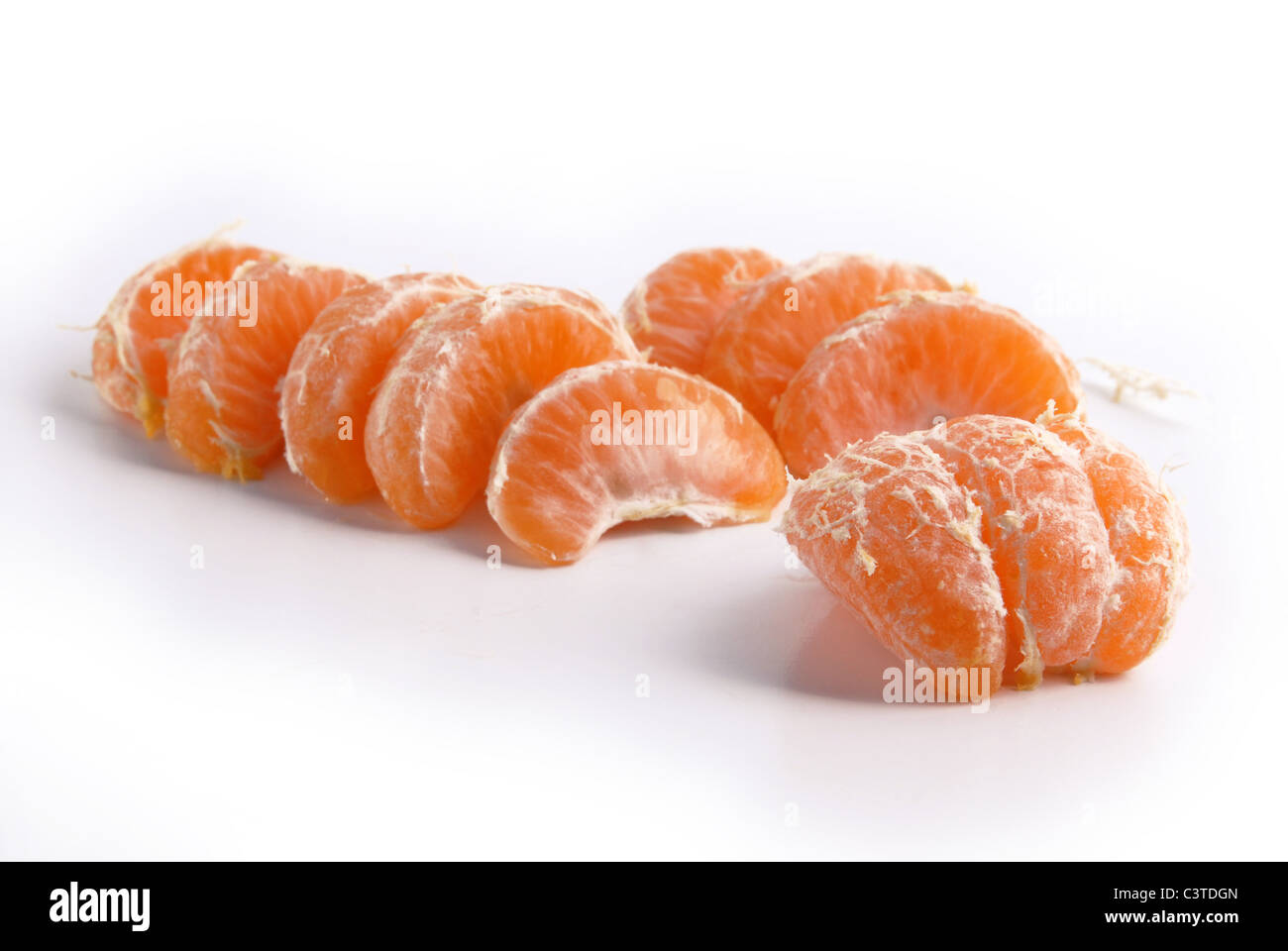 Saftige Mandarine Scheiben. Frisches Obst isoliert auf weißem Hintergrund Stockfoto