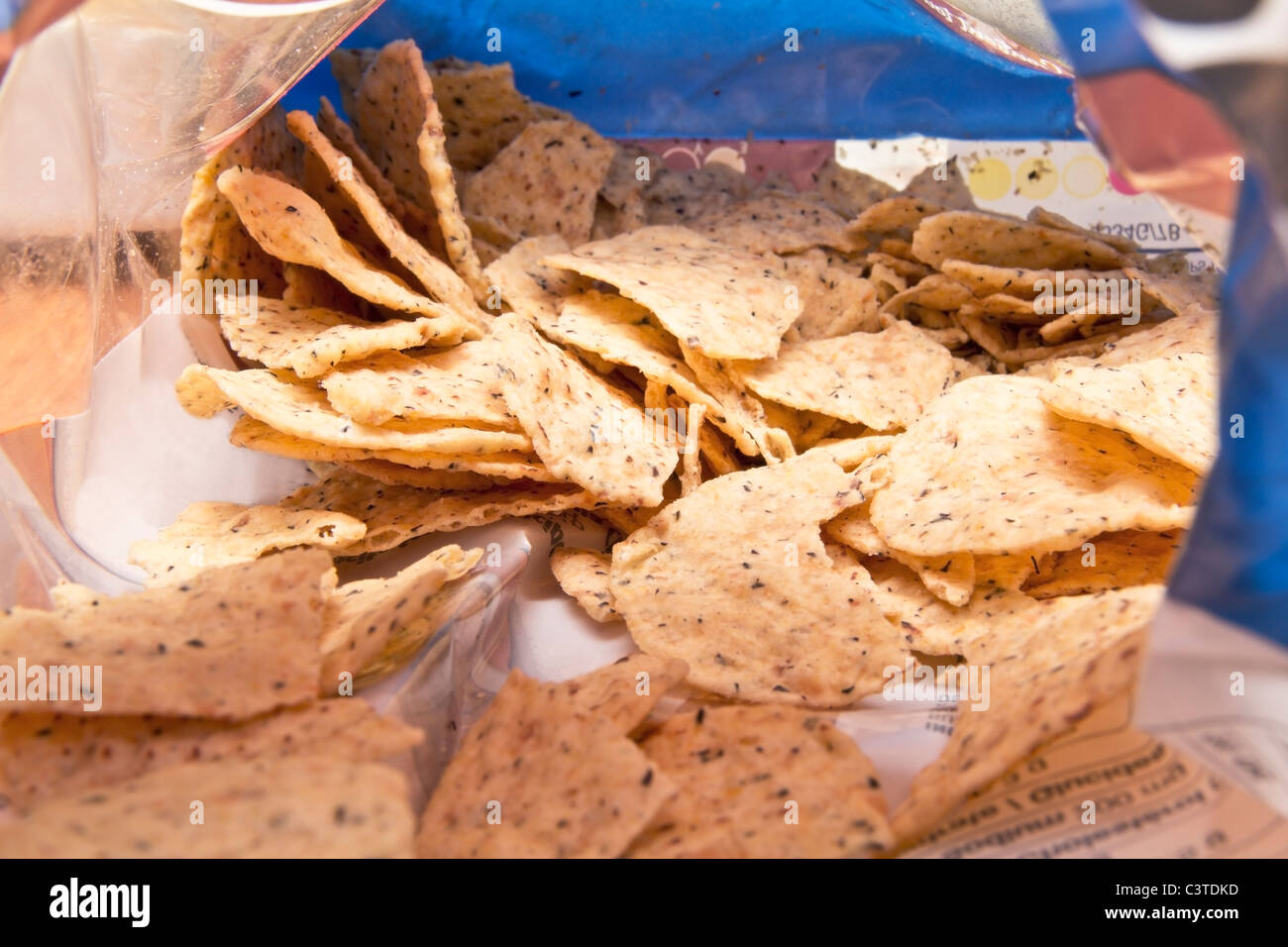 Eine Tasche von Mais-Tortilla-Chips Berücksichtigung eine sneak peak Stockfoto