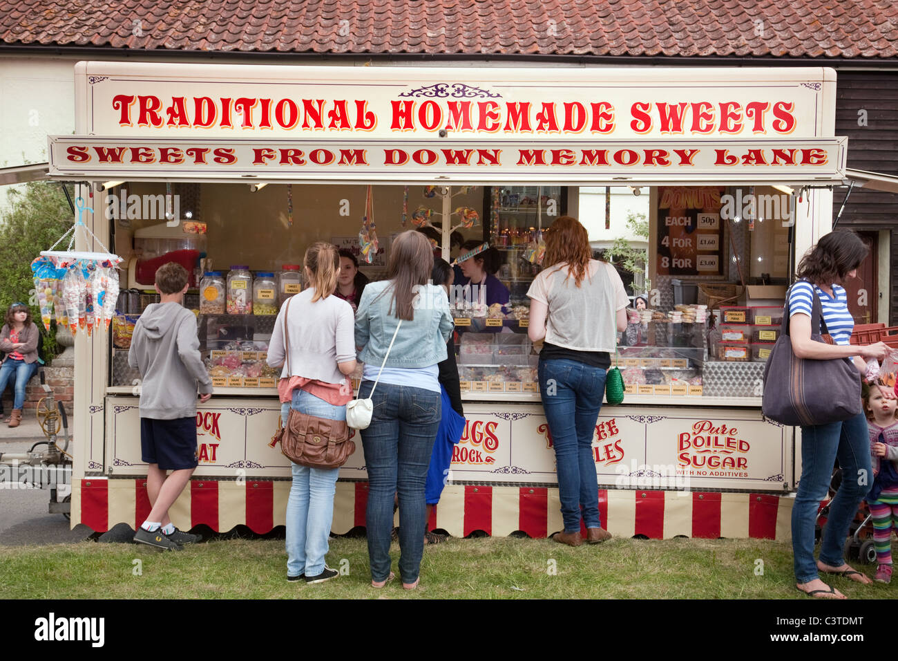 Menschen kaufen Süßigkeiten in einem traditionellen hausgemachten süßen stall, Nähe Dorf, Cambridgeshire, Großbritannien Stockfoto