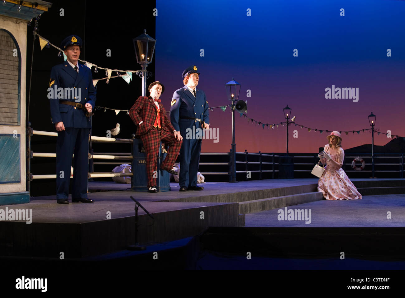 Cosi Fan Tutte von Mozart - Produktion der Welsh National Opera Sommer 2011 Stockfoto