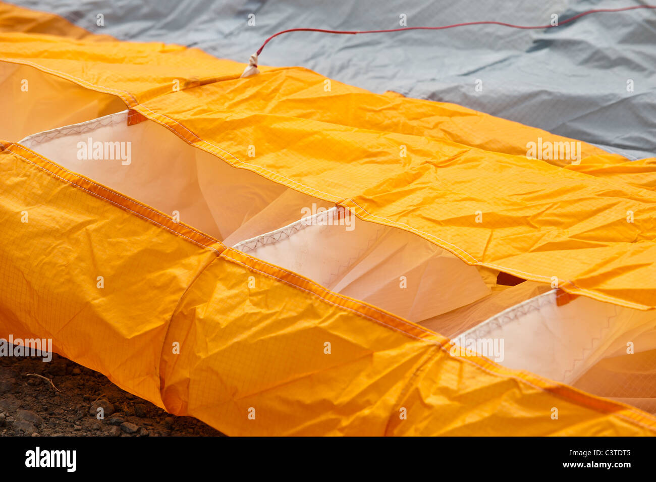 Ein Paraglider Flügel liegt auf den Boden vor dem Zeitpunkt Andersons in der Nähe von Cape Lookout State Park an der Küste Oregons ausziehen. Stockfoto