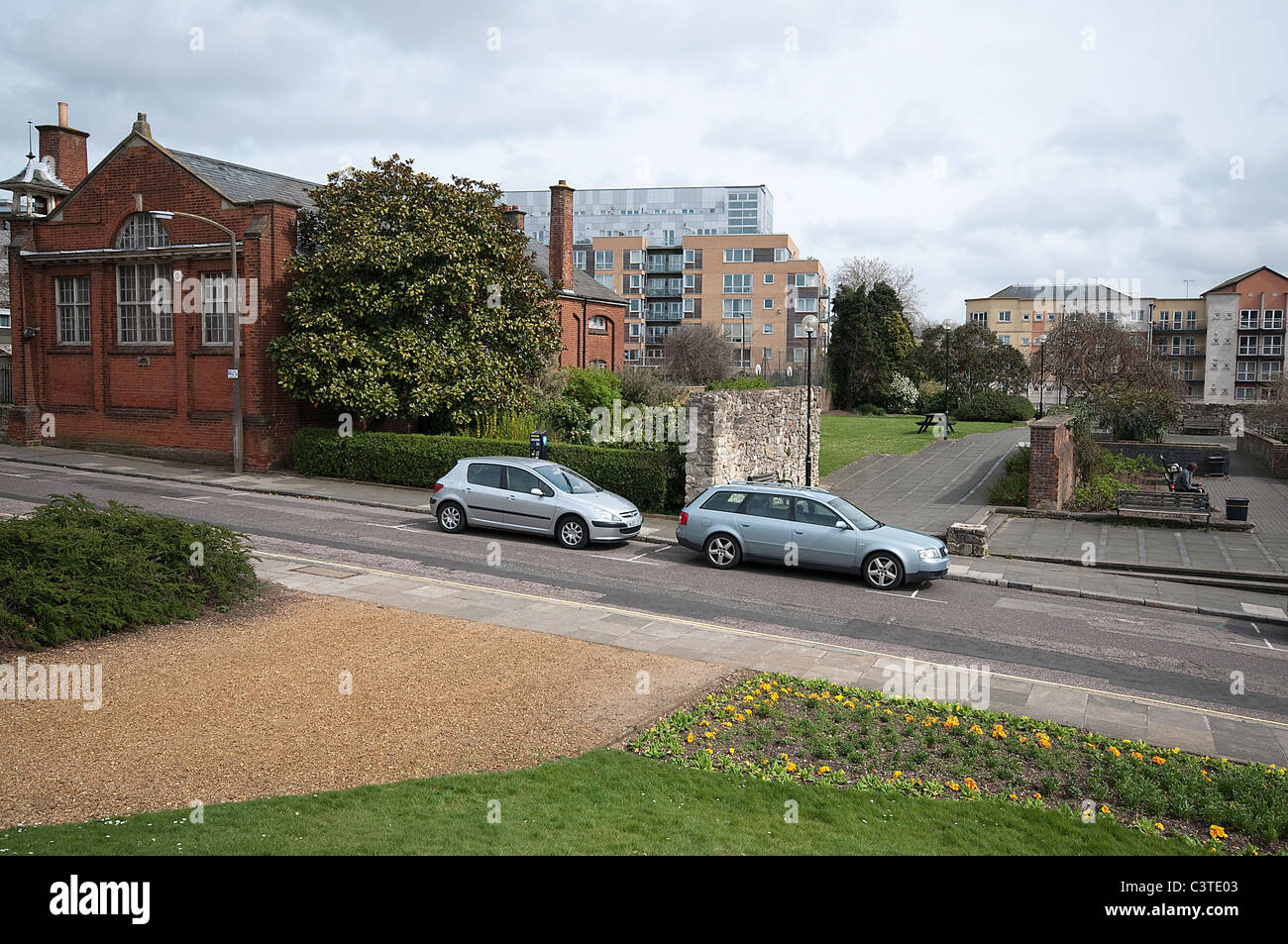 Die neu entwickelten Teil der Altstadt in Southampton zeigt Teil der historischen Mauern von Southampton Stockfoto