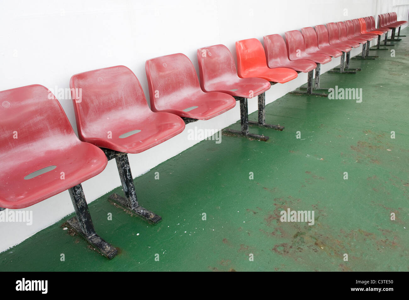 Roten Sitzreihen auf dem Deck der Fähre. Stockfoto