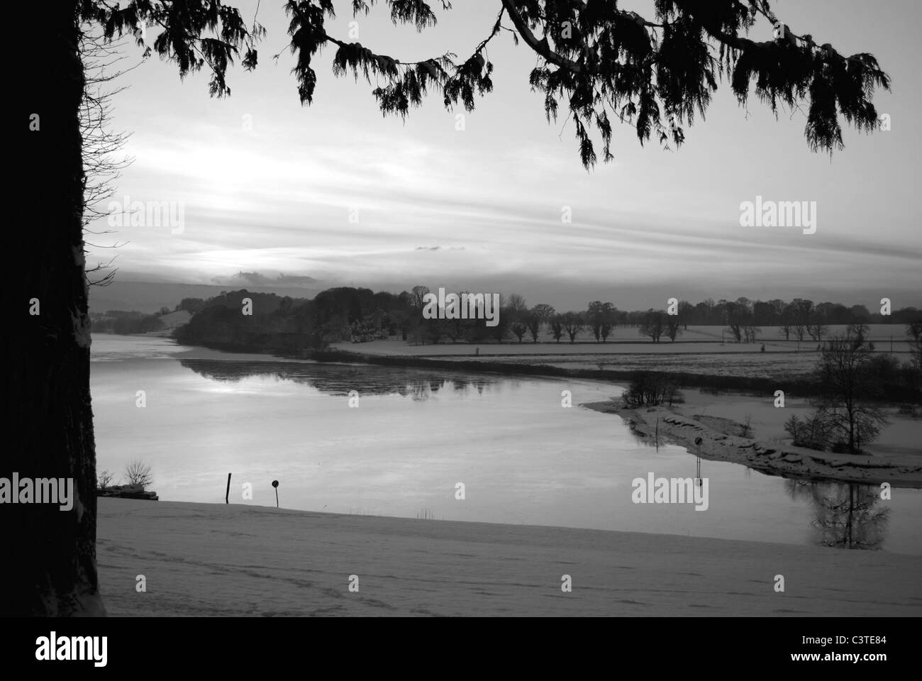 Eine & schwarz-weiß-Ansicht des oberen Lough Erne Stockfoto