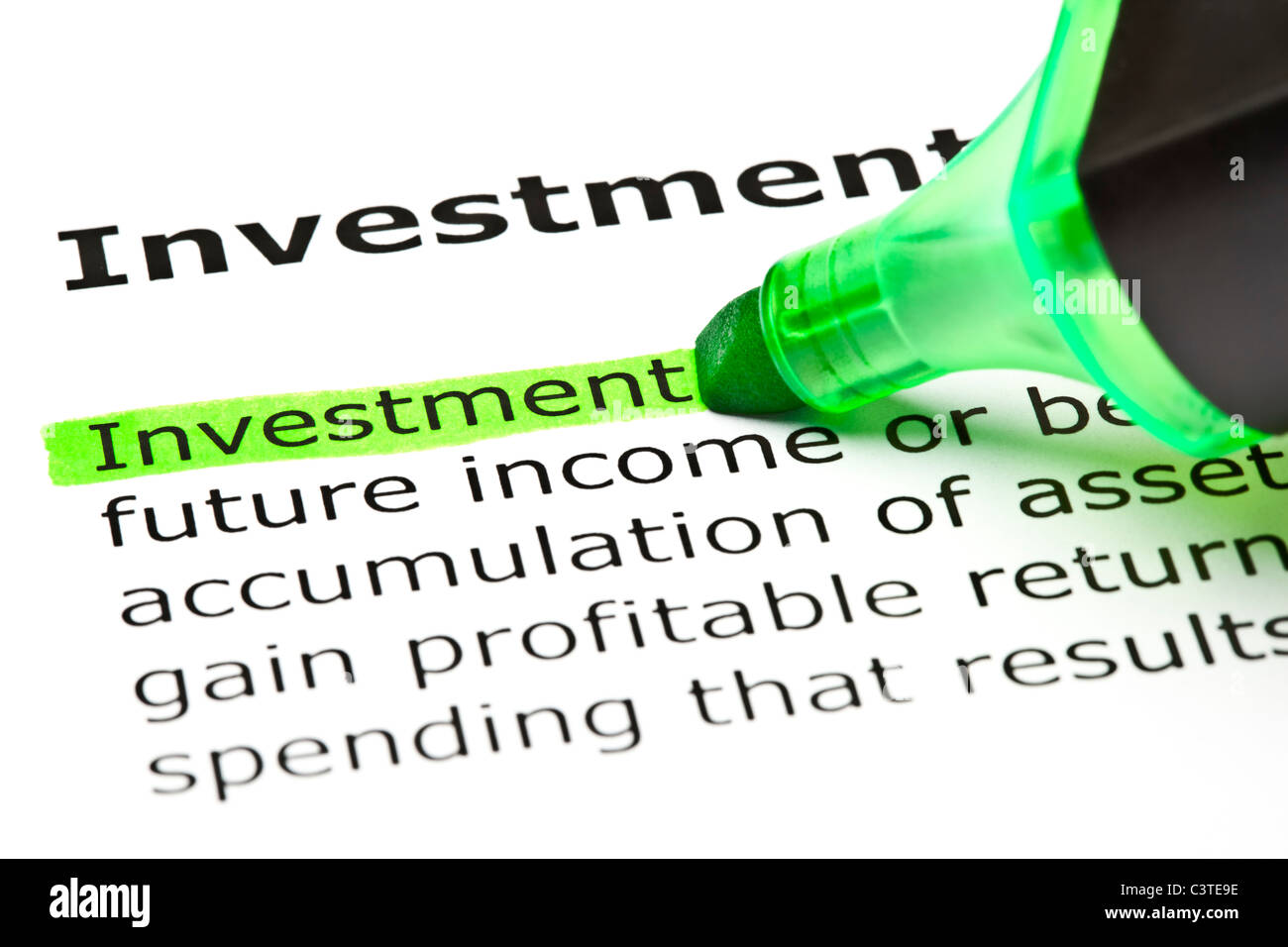 Das Wort Filzstift "Investition" in grün mit hervorgehobenen Tipp Stockfoto