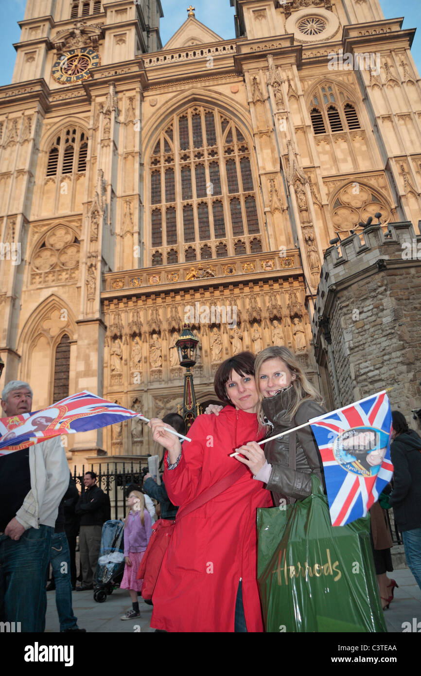 Touristen, winken die Union flag außen Westminster Abbey vor der königlichen Hochzeit von Prinz William & Kate Middleton, April 2011. Stockfoto