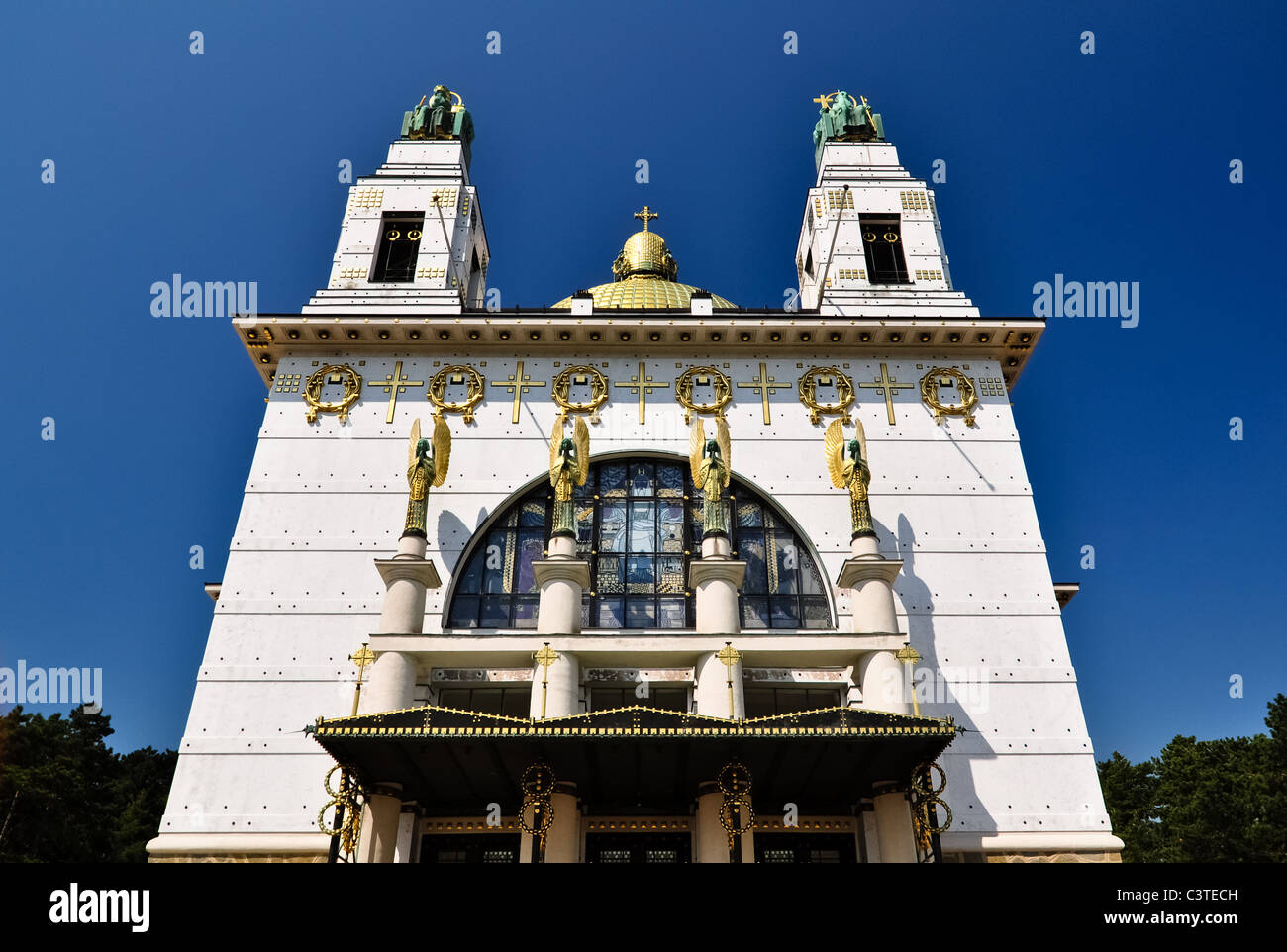 Art-Deco-Kirche in Wien mit goldener Kuppel vor blauem Himmel Stockfoto