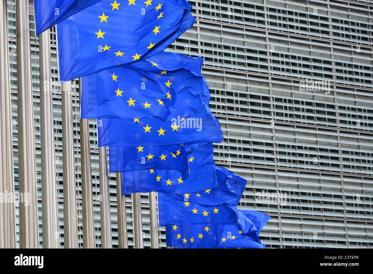 Reihe von wogenden Blau Europäische Union Flaggen außerhalb der EU Hauptquartier Berlaymont-Gebäude in Brüssel, Belgien Stockfoto