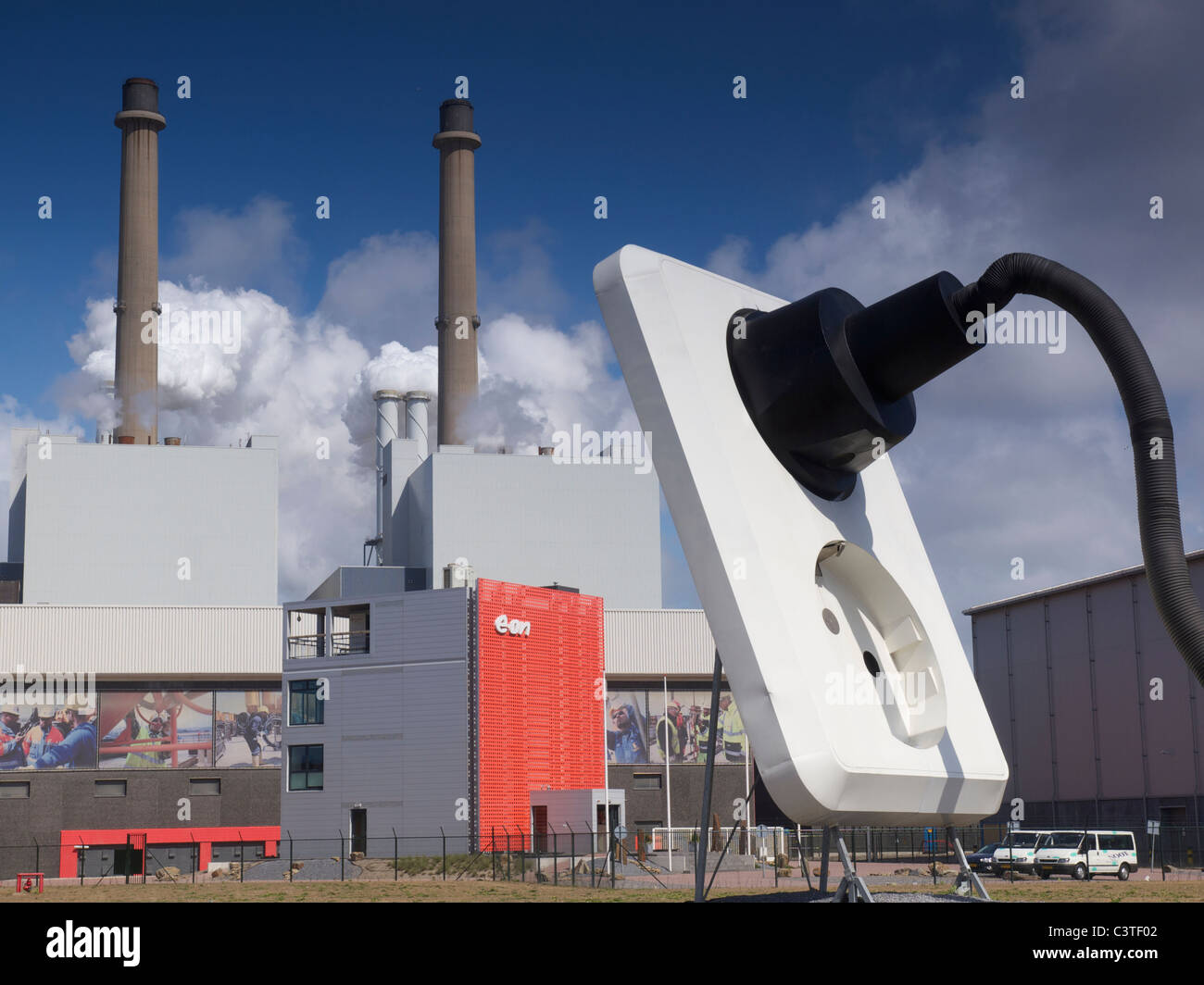 Riesige Wandsteckdose und Stecker vor der E-on Kraftwerk Maasvlakte, Rotterdam, Niederlande Stockfoto