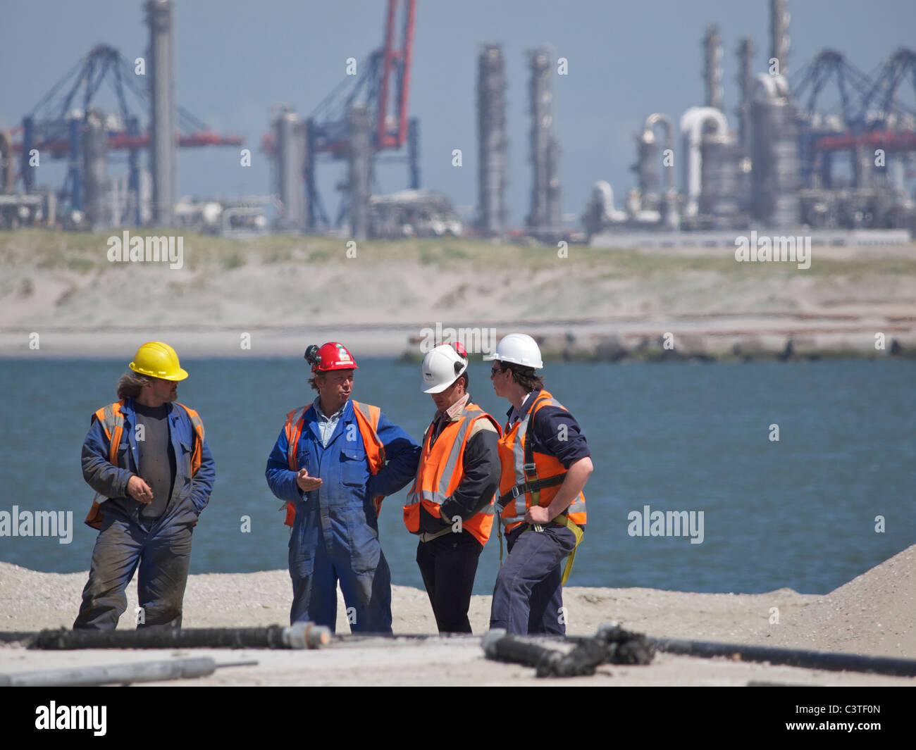 Männer über ihre Arbeit im Hafen von Rotterdam, die neue Maasvlakte 2 Gebäudefläche. die Niederlande Stockfoto