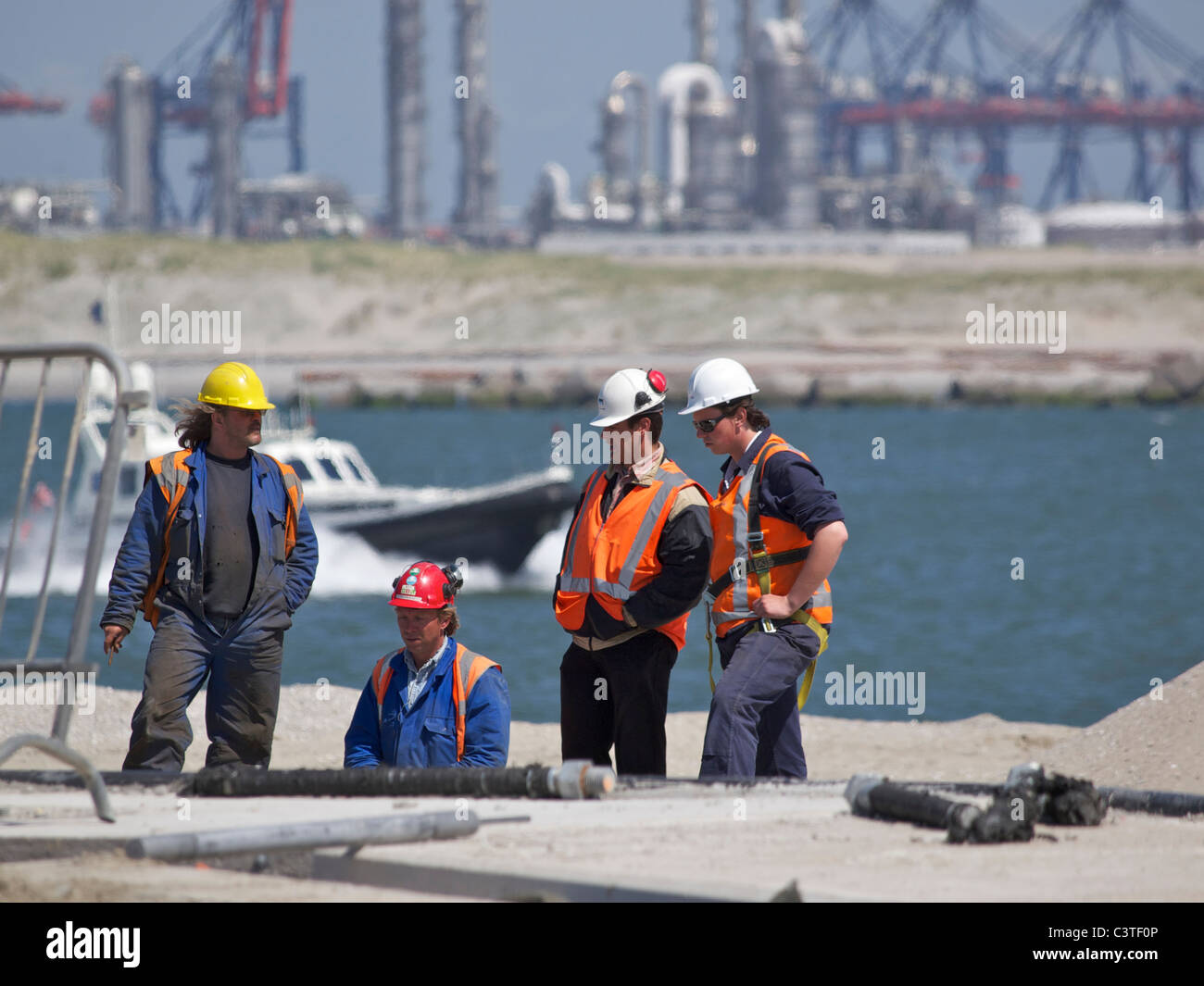 Männer über ihre Arbeit im Hafen von Rotterdam, die neue Maasvlakte 2 Gebäudefläche. die Niederlande Stockfoto