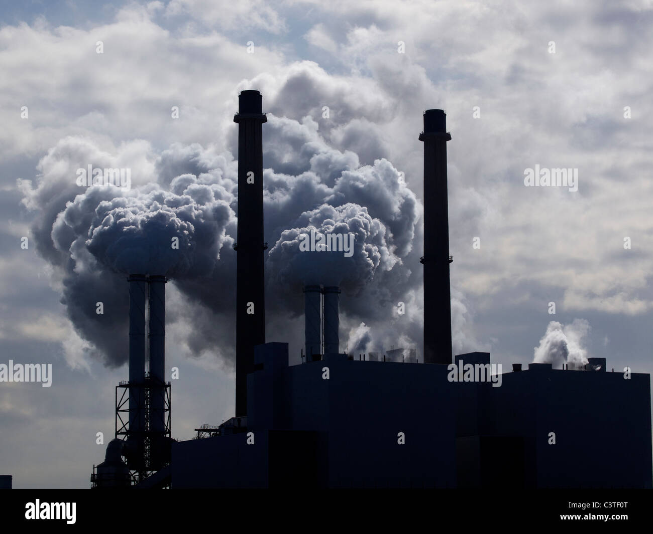 Schornsteine mit viel Rauch, E-on Kraftwerk Maasvlakte, Hafen von Rotterdam, die Niederlande Stockfoto