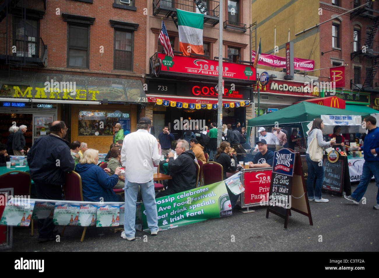 Menschen Essen unter freiem Himmel am Klatsch der Irish Bar und Restaurant an der Ninth Avenue Food Festival in New York Stockfoto