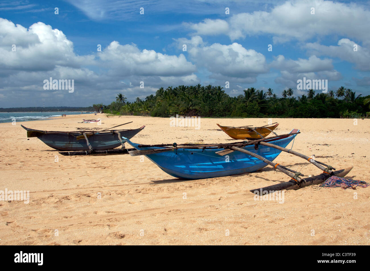 Gestrandeter Outrigger Kanus Marakolliya Strand Tangalla südlichen Küste Sri Lanka Stockfoto