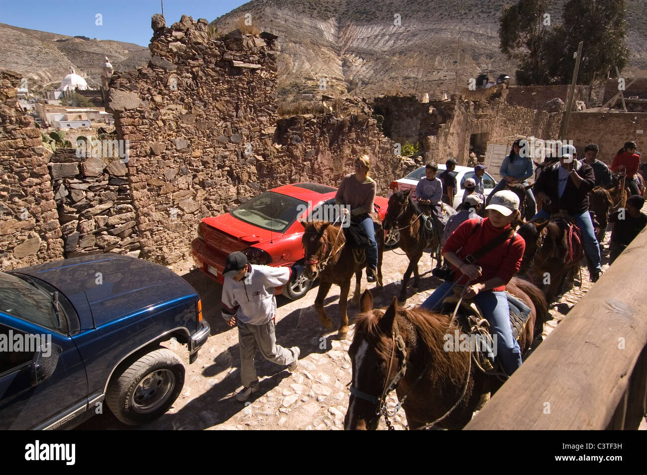 Elk187-3306 Mexiko, San Luis Potosi, Real de Catorce, mexikanische Jugend führenden Touristen auf dem Pferderücken Stockfoto