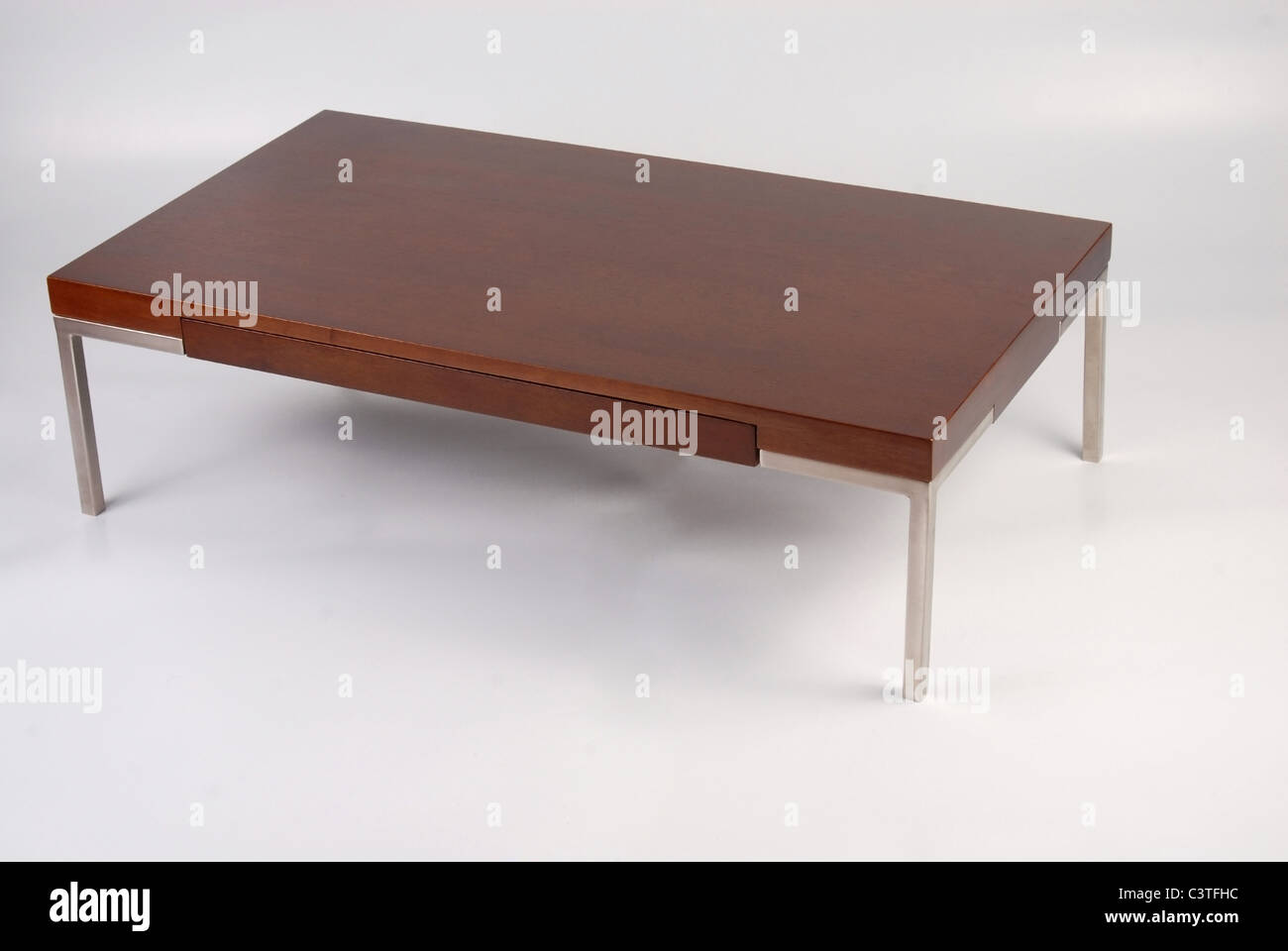 Couchtisch aus Holz und Metall. Isoliert auf weißem Hintergrund Stockfoto