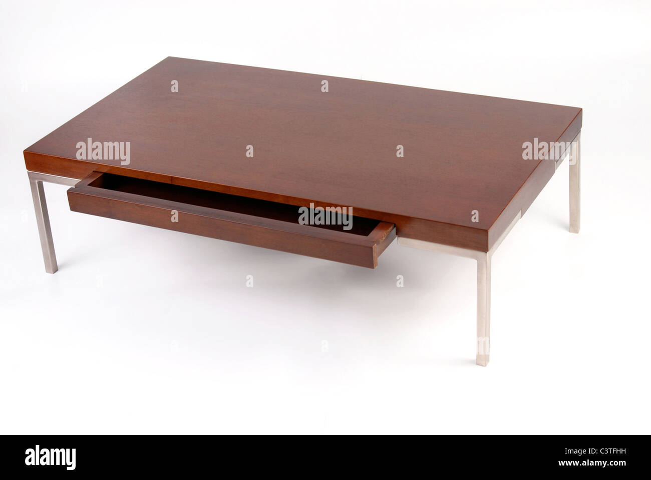 Aus Holz und Metall Couchtisch mit einer Schublade. Isoliert auf weißem Hintergrund Stockfoto