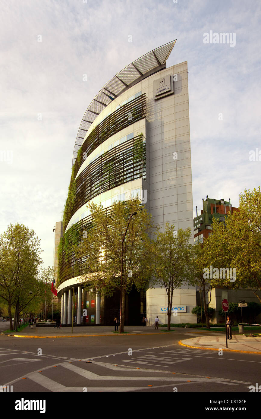 Modernes Gebäude mit grünen Fassade in Santiago de Chile Stockfoto