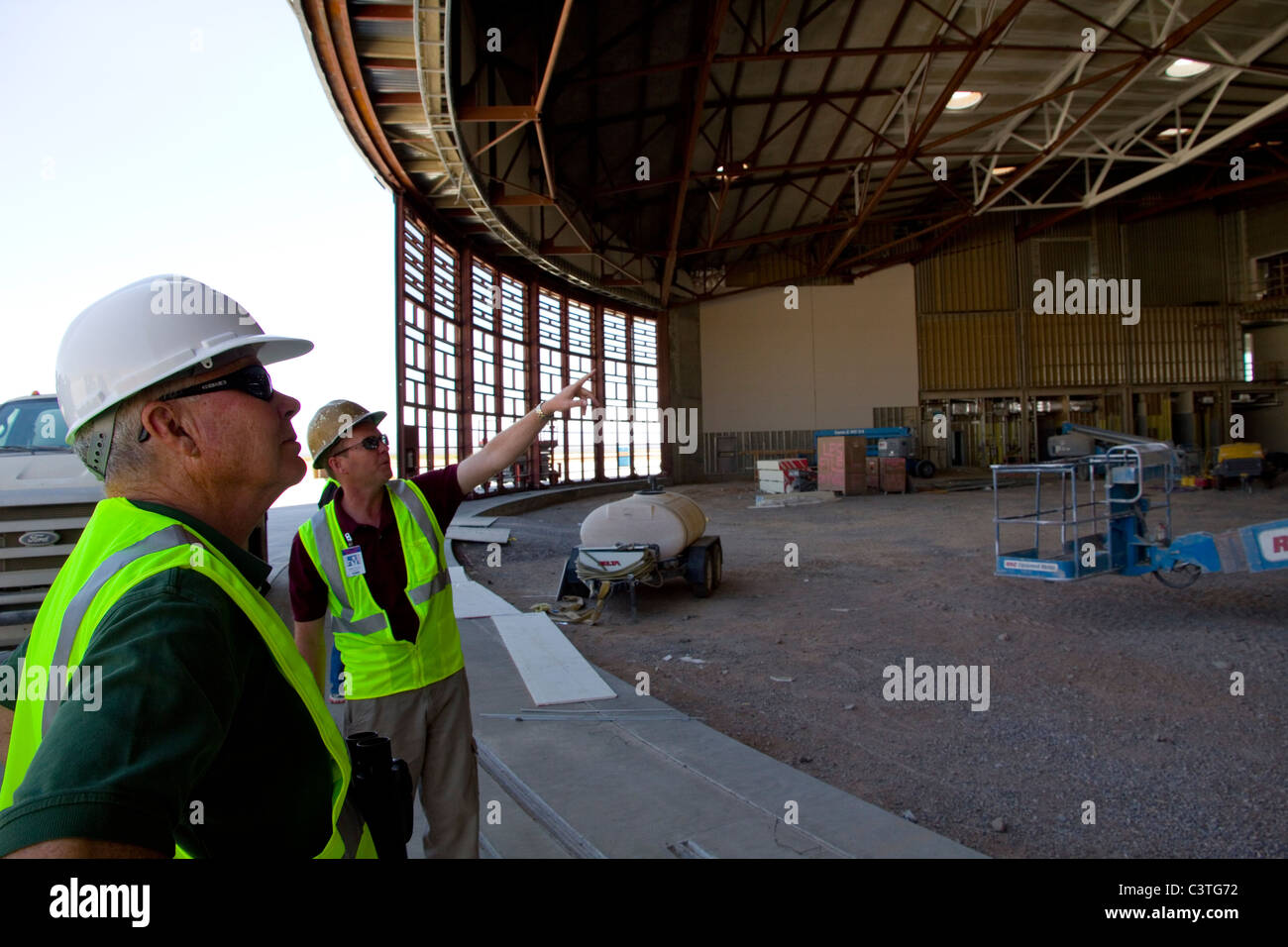 Tour, Spaceport America, dreistöckige, 110.000 qm Virgin Galactic Terminal Hangargebäude, in der Nähe von T oder C, NM Stockfoto