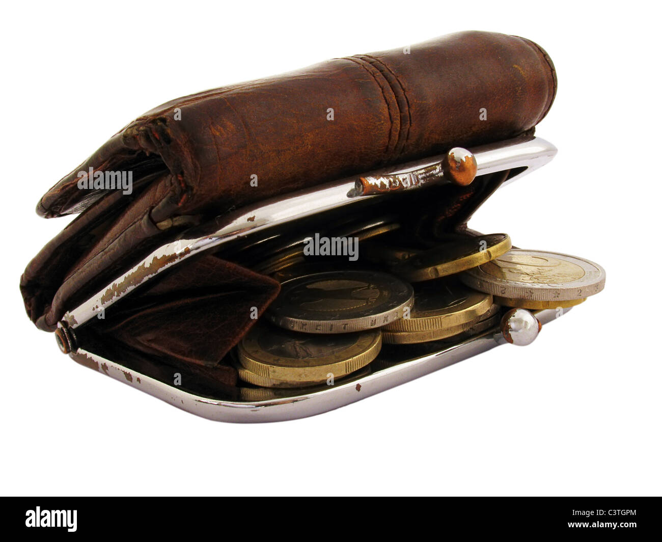 alte Geldbörse mit Münzen (Euro) über weiß Stockfoto