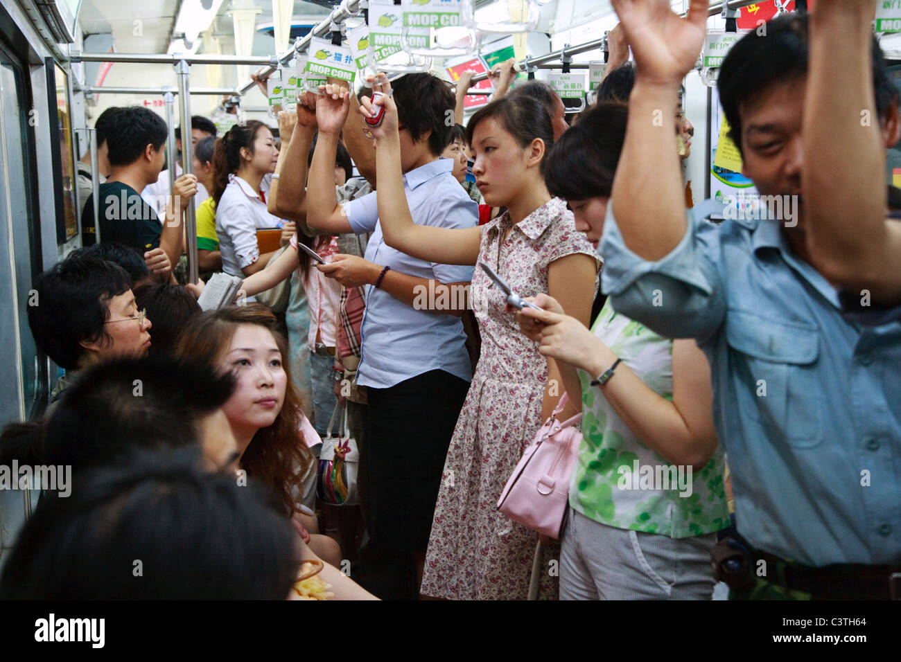 Ein voll Trainer der u-Bahn in Peking, China. Stockfoto