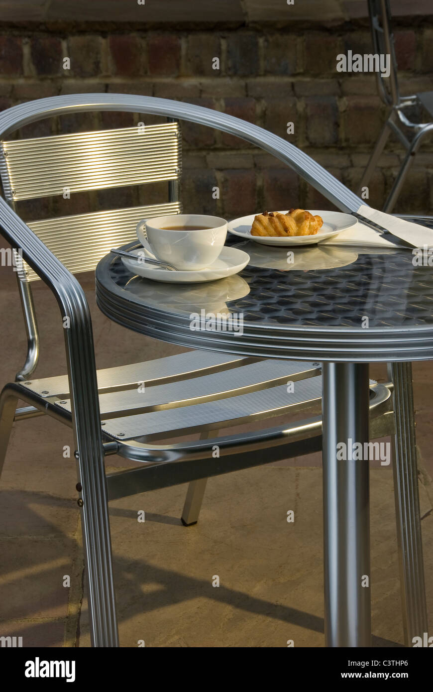 Café-Tisch und Stuhl auf der Terrasse. Stockfoto