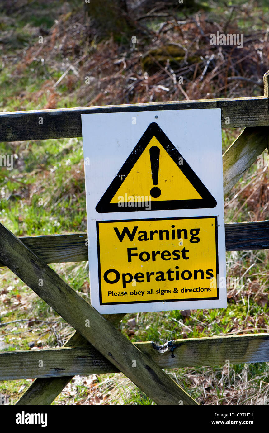 Warnschild am Wanderweg Tor Warnung vor Forestery Operationen. Stockfoto