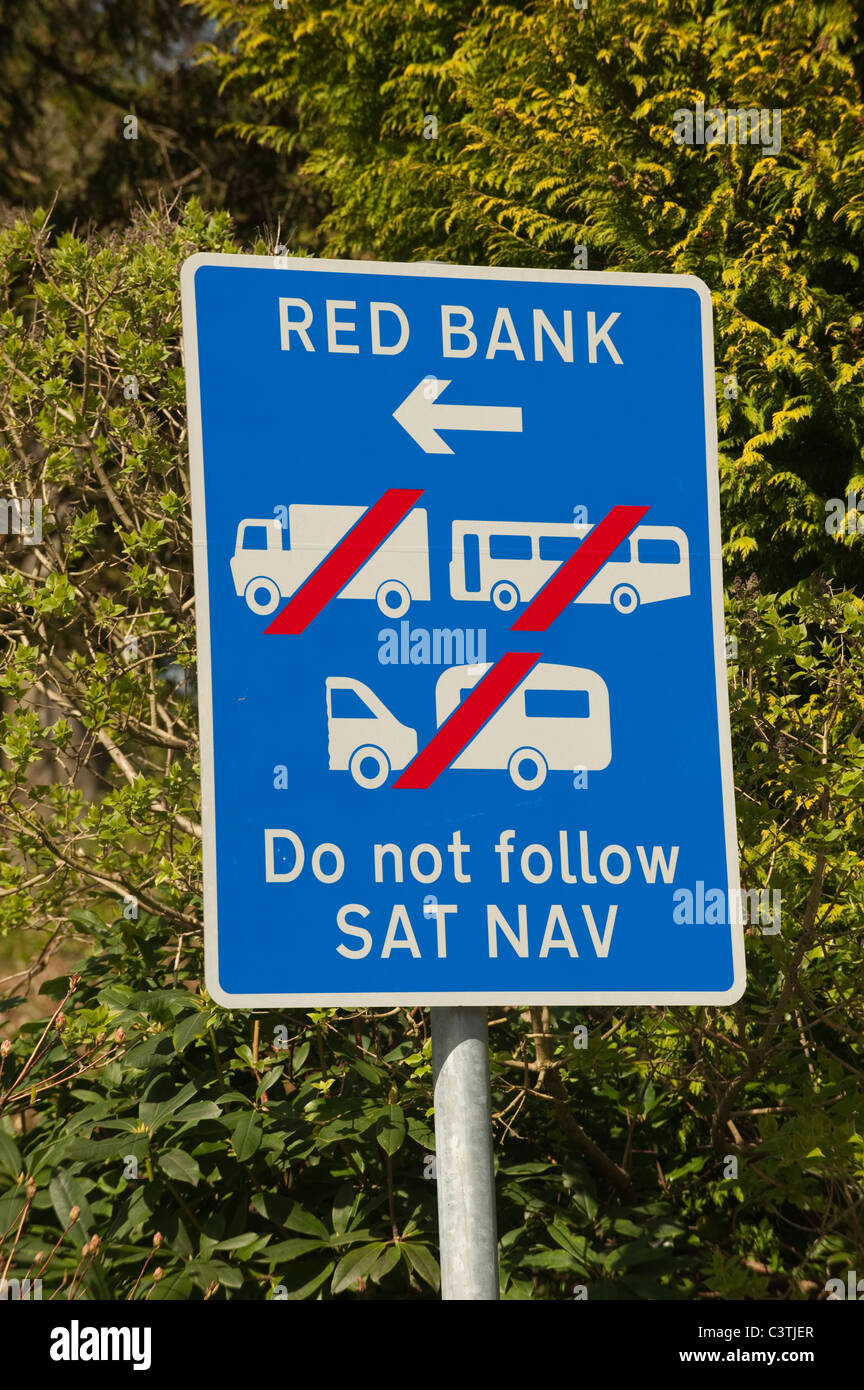 Schmale Straße Warnung Fahrer nicht zu Sataliten folgen melden Sie-Navigations-System an Stockfoto