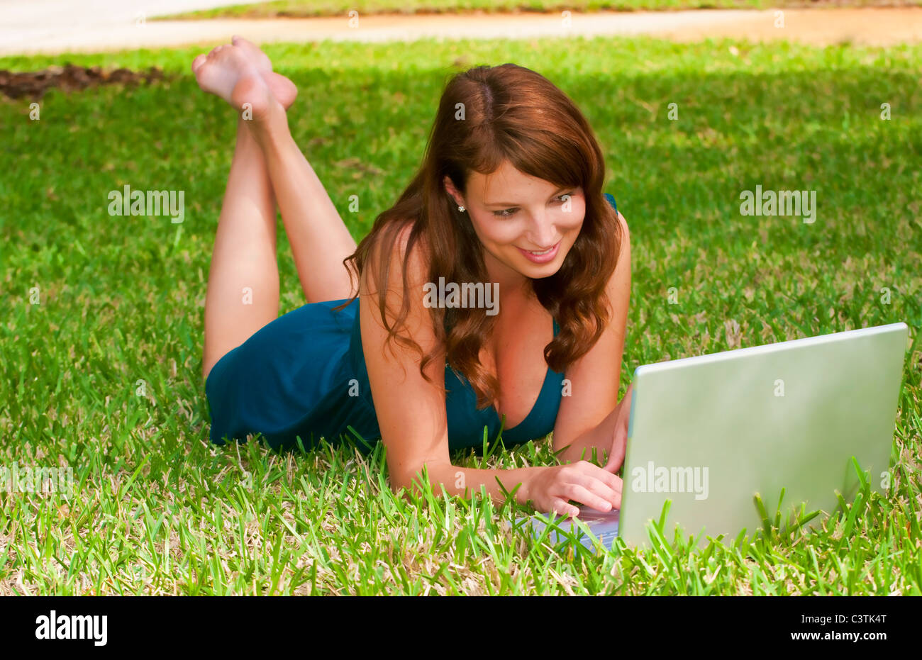 Junge Mädchen, die Verlegung in Hof, e-Mail und Internet Spaß mit Facebook mit Freunden suchen Stockfoto