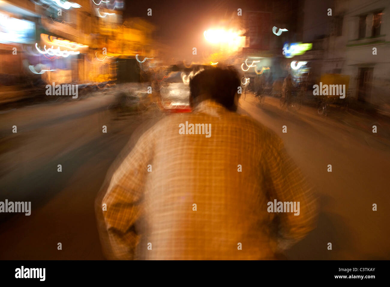 Rikscha und Verkehr, Varanasi, Uttar Pradesh, Indien Stockfoto