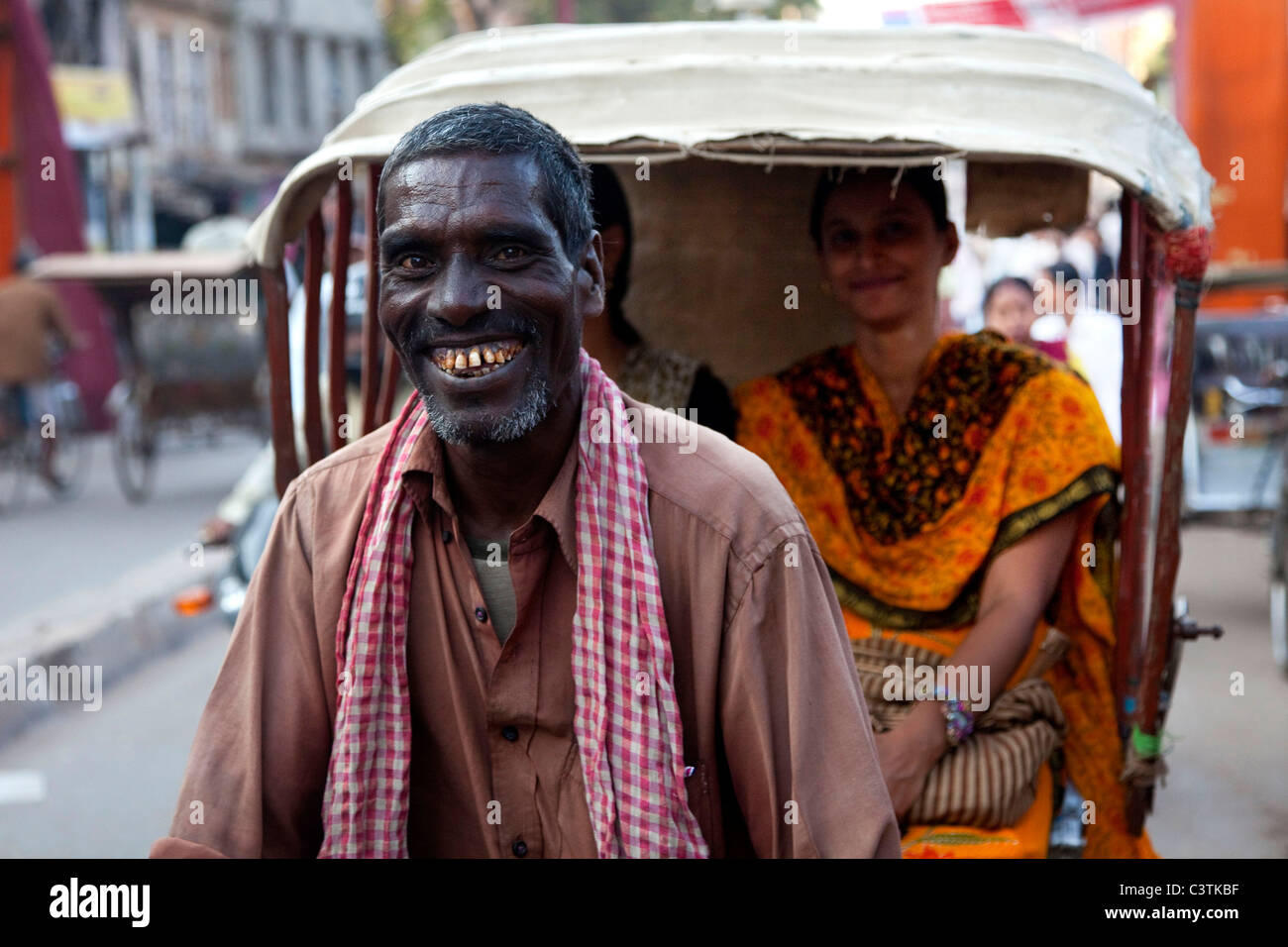 Rikscha und Verkehr, Varanasi, Uttar Pradesh, Indien Stockfoto